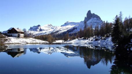 Mirror Calm at Lago Federa beneath the Dolomites in Winter wallpaper