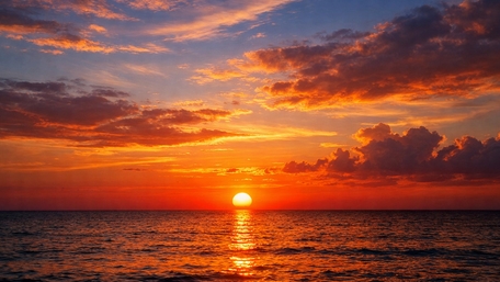 Blazing Ocean Sunset Beyond the Quiet Horizon wallpaper