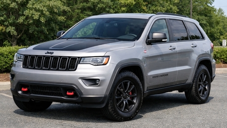 Silver Jeep Grand Cherokee Adventure Ready SUV Wallpaper wallpaper