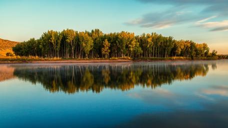 Golden Lakeside Reflection at Peaceful Sunset in 5K wallpaper
