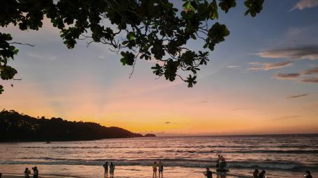 Serene Beach Sunset Over Calm Waves wallpaper