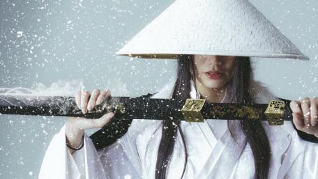 Snowborne Ronin Maiden with Conical Hat and Katana wallpaper