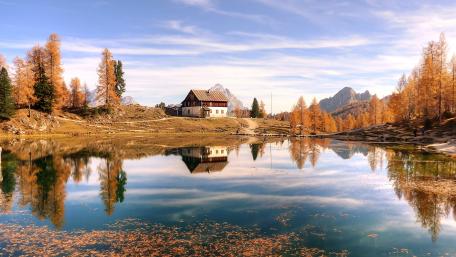 Autumn Reflections at Lago Federa in the Dolomites wallpaper