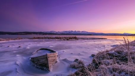 Silent Winter Boat on a Frozen Lake Under Purple Skies wallpaper