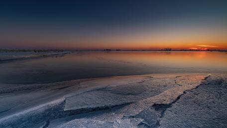 Frozen Dusk Horizon Over Lake Balaton in Balatonfüred Hungary wallpaper