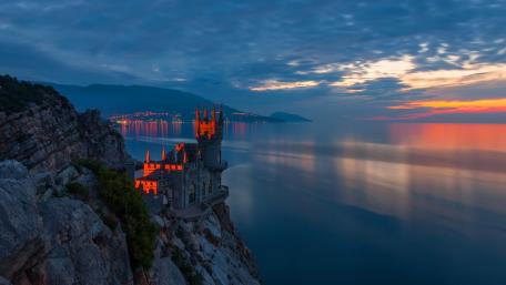 Swallow Nest Castle at Dusk Above the Calm Crimean Sea wallpaper