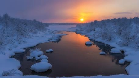 Arctic Sunrise Over the Frozen Teriberka River in Murmansk Oblast wallpaper