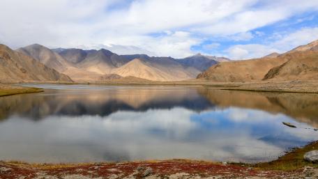 Silent Reflections Over Pangong Tso Under Vast Himalayan Skies wallpaper