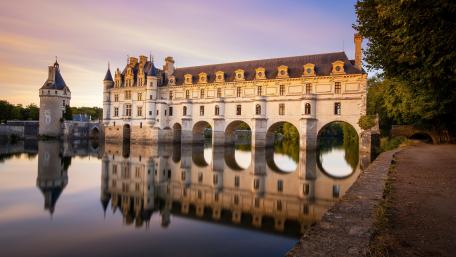 Sunset Reflections of Château de Chenonceau Over the River Cher wallpaper