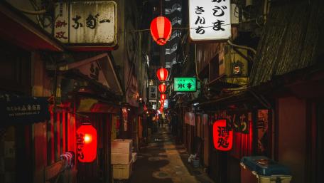 Lantern Lit Tokyo Alleyway at Night Market Atmosphere in 4K wallpaper