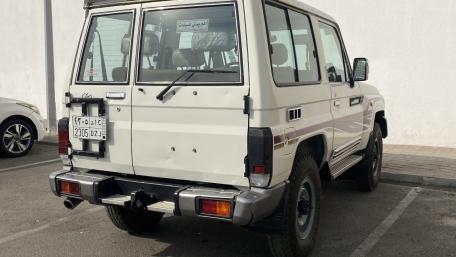 Classic SUV in Parking Space wallpaper