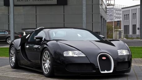 Black Bugatti Veyron Hypercar Elegance in the City wallpaper