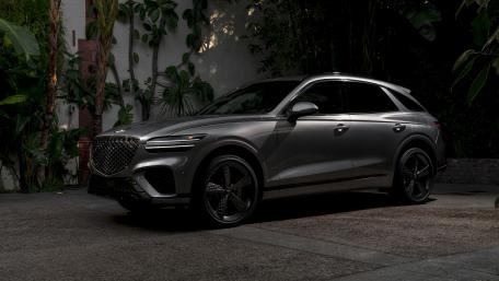 Genesis GV70 in Moody Luxury Light wallpaper