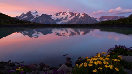 Lakeside Sunrise Reflection wallpaper