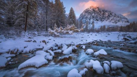 Winter Serenity in Altai Mountains wallpaper