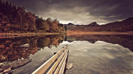 Autumn Lake Reflection wallpaper