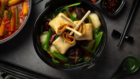 Savory Asian Noodle Bowl Delight wallpaper