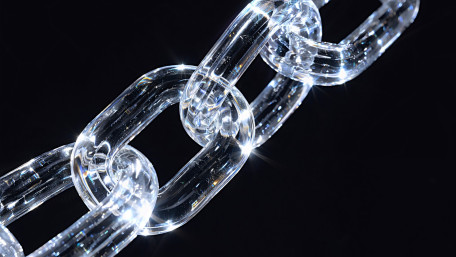 Luminous Crystal Links: Ultra HD Glass Chain Abstract Wallpaper wallpaper