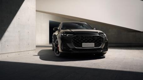 Audi RS Q8 Performance in Shadowed Modern Architecture wallpaper