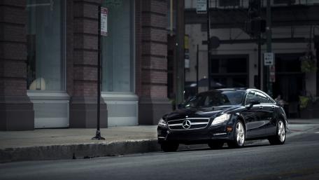 Sleek Mercedes Benz Urban Elegance wallpaper