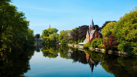 Tranquil Brugge Lake Reflection wallpaper