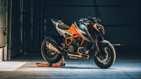 KTM 1290 Super Duke RR Aggressive Studio Showcase wallpaper