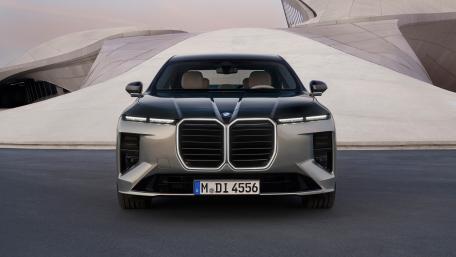 Bold BMW i7 Luxury Front View wallpaper