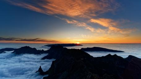 Pico do Areeiro Sunrise Above the Clouds wallpaper