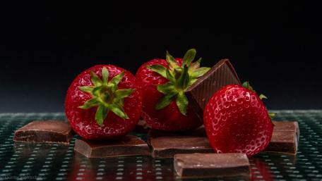 Strawberry Chocolate Delight wallpaper