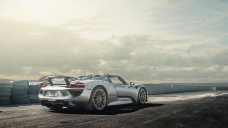 Porsche 918 Spyder Track Elegance wallpaper