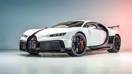Bugatti Chiron Pur Sport in Studio Glow wallpaper