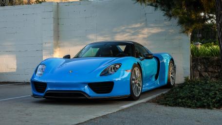 Porsche 918 Spyder in Electric Blue wallpaper