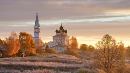 Autumn Serenity in Osenevo’s Timeless Architecture wallpaper