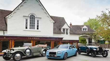 Vintage Rolls-Royce a Glimpse of Automotive Elegance wallpaper