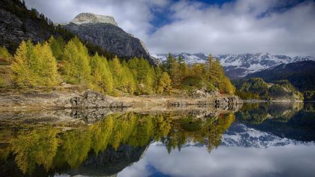 Alpine Lake Reflection in Autumn wallpaper