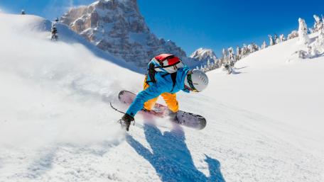 Winter Wonderland Snowboarding in Majestic Mountains wallpaper