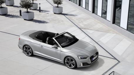 Elegant Silver Audi Cabriolet in Urban Light wallpaper