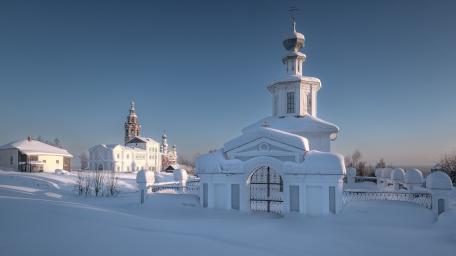 Snowy Monastery Gates in Cherdyn wallpaper