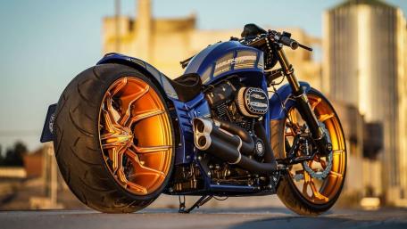 Harley Davidson Softail Breakout in Golden City Light wallpaper