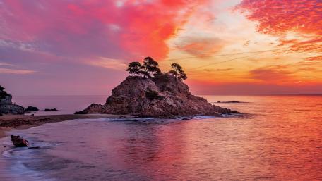 Burning Sunset Over Coastal Rocks wallpaper