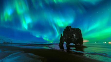 Aurora over Hvitserkur on Icelandic Shoreline wallpaper