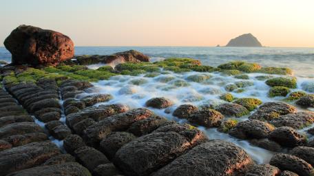 Mossy Shoreline at Heping Island at Sunset wallpaper
