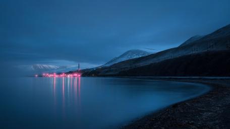 Tranquil Dusk Over Svalbard's Coastline wallpaper