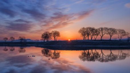 Twilight Lake Reflection at Sunset wallpaper