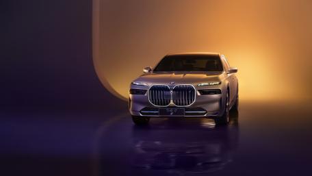 Elegant BMW i7 in Studio Glow wallpaper