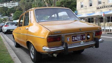Vintage Renault 12 in Golden Street Light wallpaper