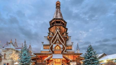 Winter Wooden Temple in Moscow Kremlin wallpaper