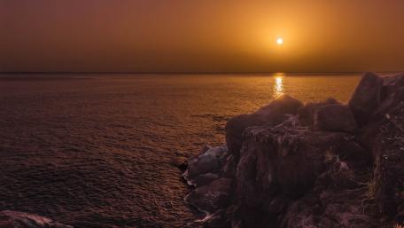 Golden Sunset Over Quiet Cliffs wallpaper