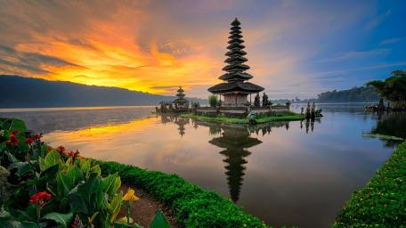 Sunset Serenity at Ulun Danu Bratan Temple wallpaper