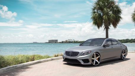 Luxury Mercedes by the Waterfront wallpaper